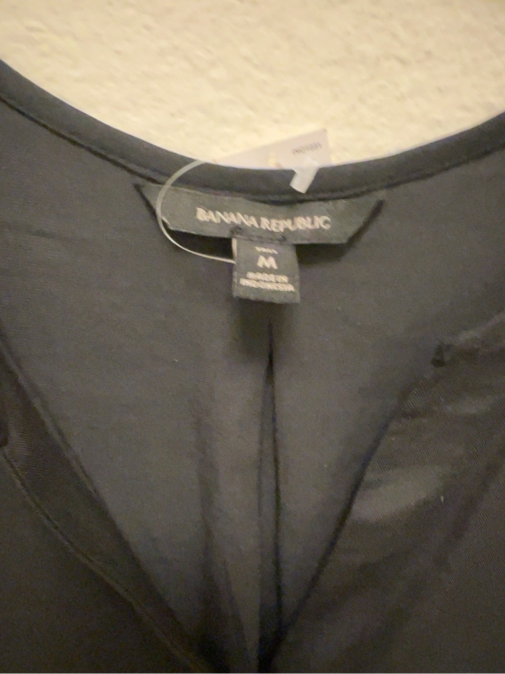 Banana Republic Blouse Sz M Tall Black Split Neck Top Cap Sleeve workwear summer - Picture 7 of 8
